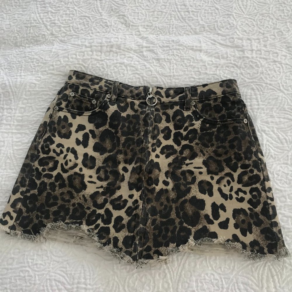 Super chic leopard print denim skirt!